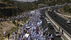 Demonstranten fordern auf einem mehrtägigen Marsch von Tel Aviv nach Jerusalem, dass die Regierung ihre umstrittene Justizreform zurückziehen soll (Foto vom Samstag, 22.7.)