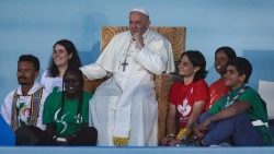 Papa Francesco con i giovani durante la Gmg di Lisbona del 2023