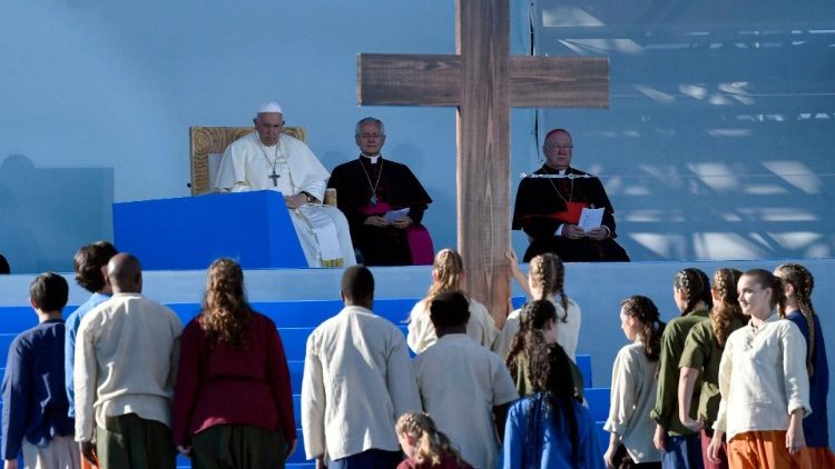 Papież Franciszek podczas Drogi Krzyżowej na ŚDM, Lizbona, 4 sierpnia 2023 r.