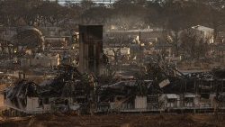 Casas e prédios queimados são retratados após um incêndio florestal, visto em Lahaina, oeste de Maui, Havaí, em 12 de agosto de 202 (Foto de Yuki IWAMURA/AFP)