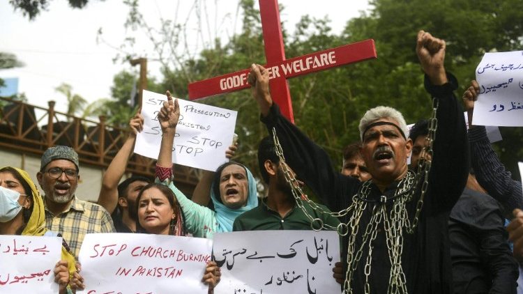 Ativistas da sociedade civil e membros da comunidade cristã seguram cartazes e gritam slogans enquanto protestam para condenar os ataques a igrejas no Paquistão, em Karachi, em 17 de agosto de 2023. (Photo by Asif HASSAN / AFP)