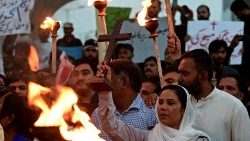 Cristianos celebran una concentración con antorchas en Karachi, el 19 de agosto, para condenar los ataques contra iglesias en Pakistán. (AFP or licensors)