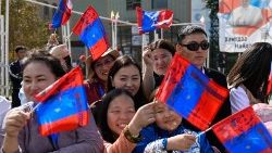 Des mongols agitent leur drapeau national lors de la visite du Pape en septembre 2023. 