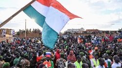 Sostenitori della giunta militare del Niger che manifestano davanti alla base francese a Niamey