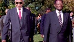 (File) President Nelson Mandela (L) with Mangosuthu Buthelezi (23 May 1994).
