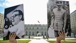 photos de Salvador Allende et du général Pinochet devant le palais de la Moneda, Santiago du Chili.