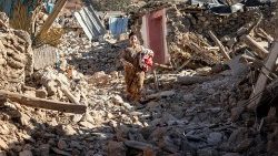 Una mujer camina entre los escombros tras producirse el terremoto en Marruecos. 