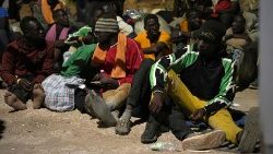 En Lampedusa (Italia) cerca de 20 desembarcos en 24 horas, casi dos mil migrantes llegaron a la isla.