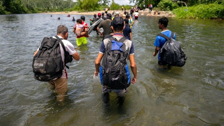 Migrantes cruzan el río Tuquesa cerca del pueblo de Bajo Chiquito, el primer control fronterizo de la provincia de Darién en Panamá, 21 de septiembre de 2023.