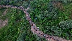 Migrantes percorrem caminho na selva em Bajo Chiquito, primeiro controle de fronteira da Província de Darien, Panamá (Foto: AFP/Luis Aosta)