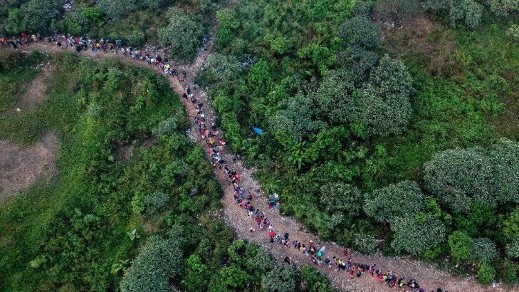 Migrantes percorrem caminho na selva em Bajo Chiquito, primeiro controle de fronteira da Província de Darien, Panamá (Foto: AFP/Luis Aosta)