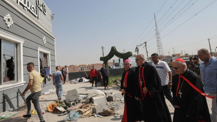Le cardinal Louis Raphaël Sako, patriarche de Babylone des Chaldéens, s'est rendu sur les lieux de l'incendie ayant fait une centaine de morts, à Qaraqosh, au nord de l'Irak, le 27 septembre 2023. 