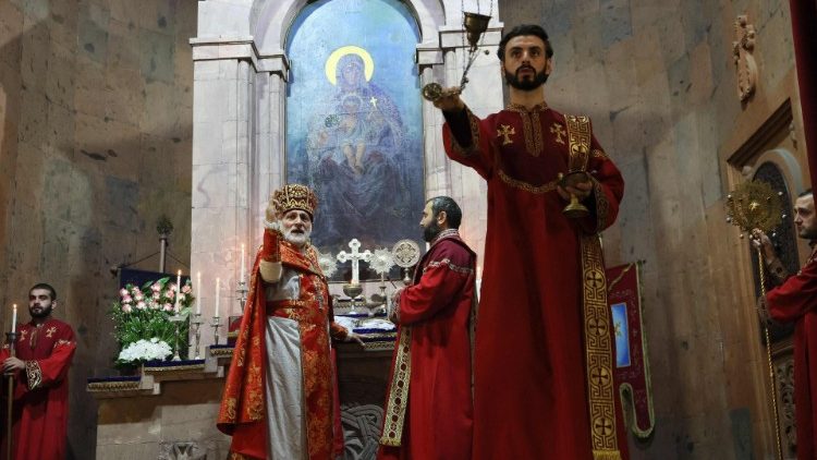 Liturgie mit Vertriebenen aus Berg-Karabach in Armenien