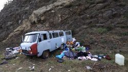 Una furgoneta abandonada por evacuados armenios que huyen al borde de una carretera que conduce al corredor de Lachin