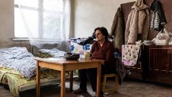 Refugiada en una vivienda provisional en Armenia.