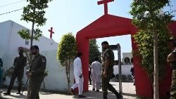 Polizisten halten Wache vor einer Kirche in Punjab, nachdem es im August zu christenfeindlichen Ausschreitungen gekommen ist.