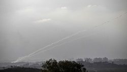 Ein Bild aus der israelischen Stadt Sderot zeigt, wie am 14. Oktober aus dem nördlichen Gazastreifen Raketen auf Israel abgefeuert werden.