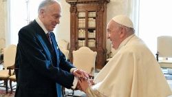 Le Pape et Ronald Steven Lauder, président du Congrès juif mondial, jeudi 19 octobre 2023.