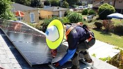 Installation de panneaux solaires en Californie. 