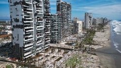 Lungomare di Acapulco devastato dall'uragano