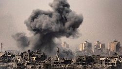 Fumo nero durante un bombardamento su Gaza