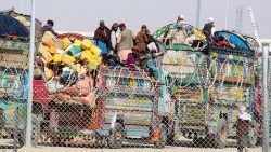 carovane di rifugiati afghani in Pakistan si muovono verso la frontiera per il rientro forzato in patria