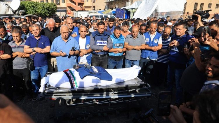Funeral of Palestinian TV journallist Mohamed Abu Hatab on 3 November 2023