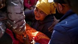 Une femme pleure la perte de son fils, victime du tremblement de terre au Népal. 