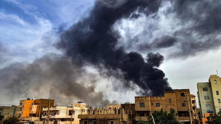 Rauch über einem Warenhaus in Khartoum