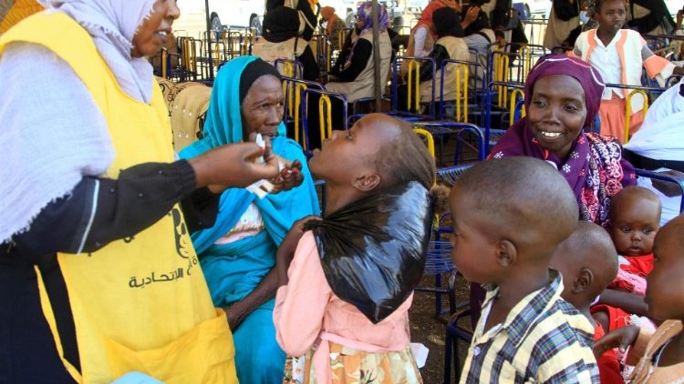 Kinder im Sudan bekommen eine Cholera-Impfung verabreicht