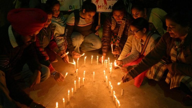 Un grupo de médicos y enfermeros indios recuerdan los fallecidos por el sida.