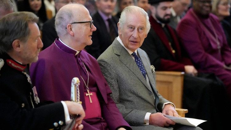 König Charles III. - hier mit einem anglikanischen Bischof - ist nominelles Oberhaupt der „Church of England“