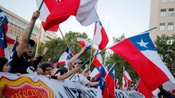 Simpatizantes de "En Contra" celebran los resultados del referéndum para la propuesta de nueva constitución de Chile