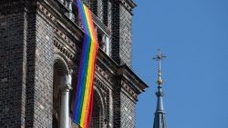 Regenbogenflagge auf einer Kirche in Wien: Foto vom 18. Dezember 2023, dem Tag der Veröffentlichung von „Fiducia Supplicans" 