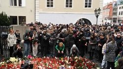 Des Praguois en deuil, vendredi 22 décembre, devant l'université Charles au lendemain de la fusillade ayant tué 13 personnes. 
