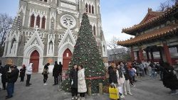 Weihnachtsbaum vor einer katholischen Kirche in Beijing