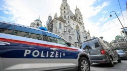 Polizei vor dem Stephansdom in Wien am 24.12.2023