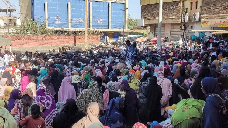 Displaced Sudanese from Khartoum and al-Jazira states queue to receive aid