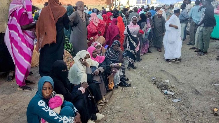Des réfugiés soudanais attendent de l'aide des ONG à Al-Qadarif dans l'ouest du Soudan