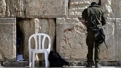 Jüdischer Soldat im Gebet an der Klagemauer in Jerusalem