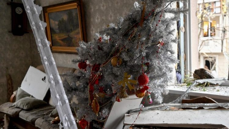 Esta fotografia tirada em 2 de janeiro de 2024 no centro de Kharkiv mostra uma árvore de Natal em um apartamento de um prédio residencial danificado após um ataque de míssil. (Photo by SERGEY BOBOK / AFP