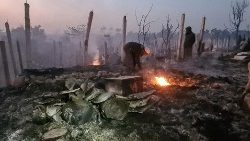 O campo de refugiados Rohingya devastado pelo fogo