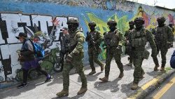 Ecuador recupera el control de las prisiones y libera a los rehenes