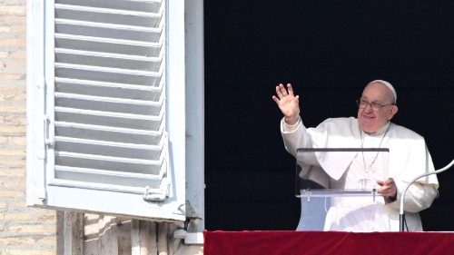 Pope at Angelus: Show how beautiful it is to love the Lord