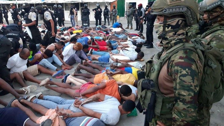 Ein von den ecuadorianischen Streitkräften veröffentlichtes Bild zeigt Soldaten, die nach der Übernahme eines Gefängnisses in Esmeraldas über die Insassen wachen.