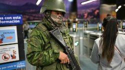 Soldado em Quito. Estado de emergência está em vigor no Equador (AFP)
