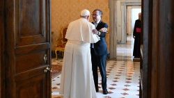 Der Papst mit Kolumbiens Präsident Petro