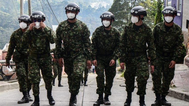 Soldados llevan mascarillas debido a un incendio forestal en el cerro El Cable en Bogotá. (AFP or licensors)