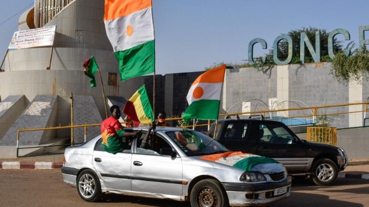 Unterstützer der Alliance of Sahel States (AES) in Niamey feiern mit wehenden Flaggen den Austritt von Mali, Niger und Burkina Faso aus der ECOWAS (28. Januar 2024)