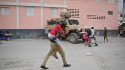Am Dienstag in Port-au-Prince: Menschen auf der Flucht vor Gewalt